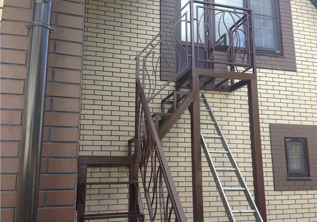 Металлическая лестница на второй этаж уличная фото