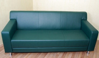 Офисный диван Клерк-3 трёхместный 200x75x90 см зеленый