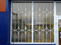Решетка для окна металлическая, белая, с узором