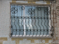 Решетка для окна черная с коваными элементами