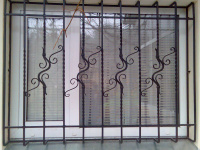 Решетка для окна металлическая, черная, с коваными элементами