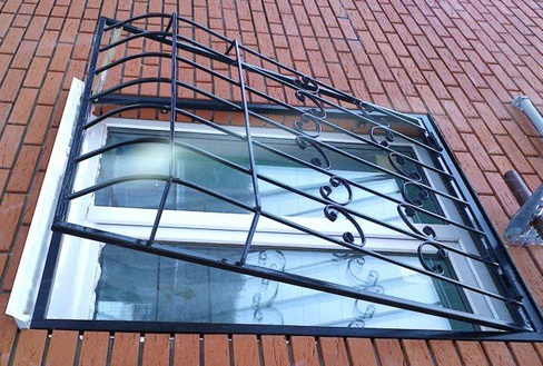 Выпуклая решетка для окна металлическая