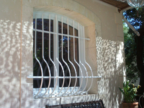 Дутая металлическая решетка для окна, белая